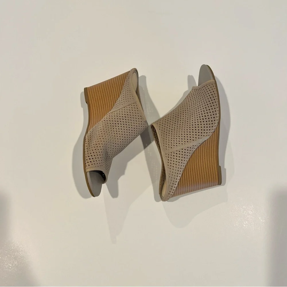 Kenneth Cole Reaction Tan Wedges Size 8